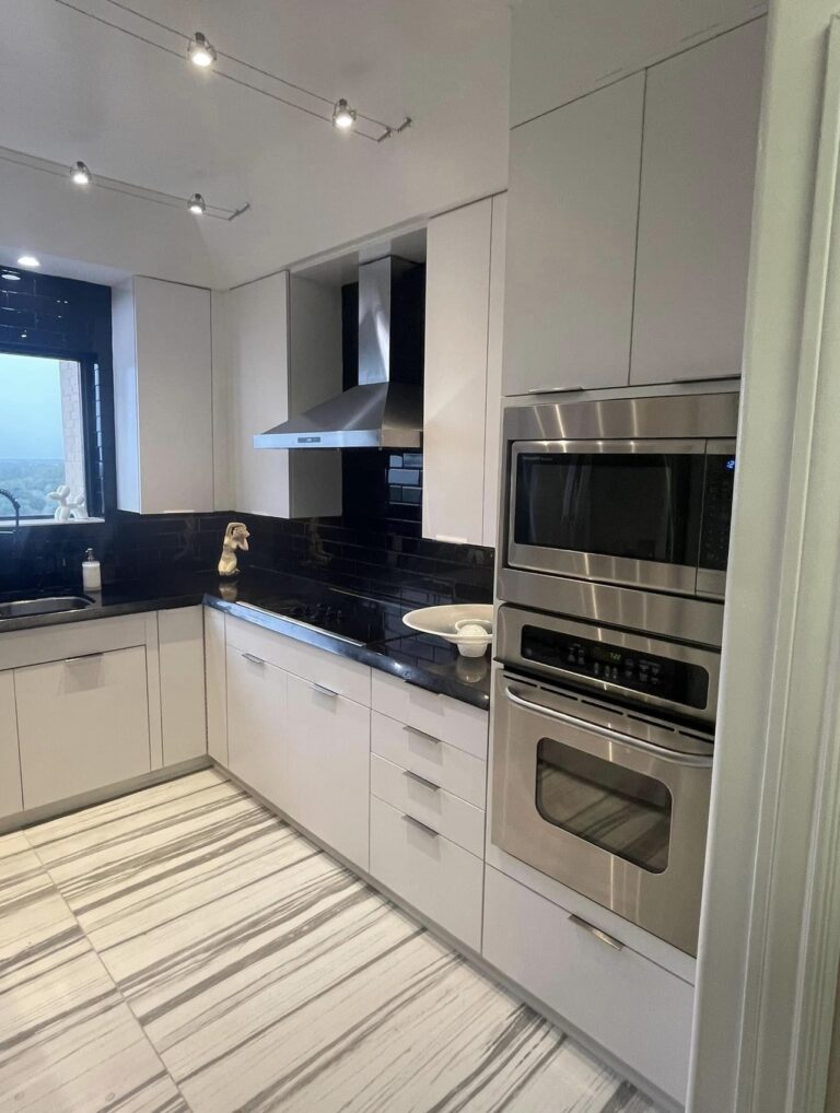 WHITE AND BLACK KITCHEN
