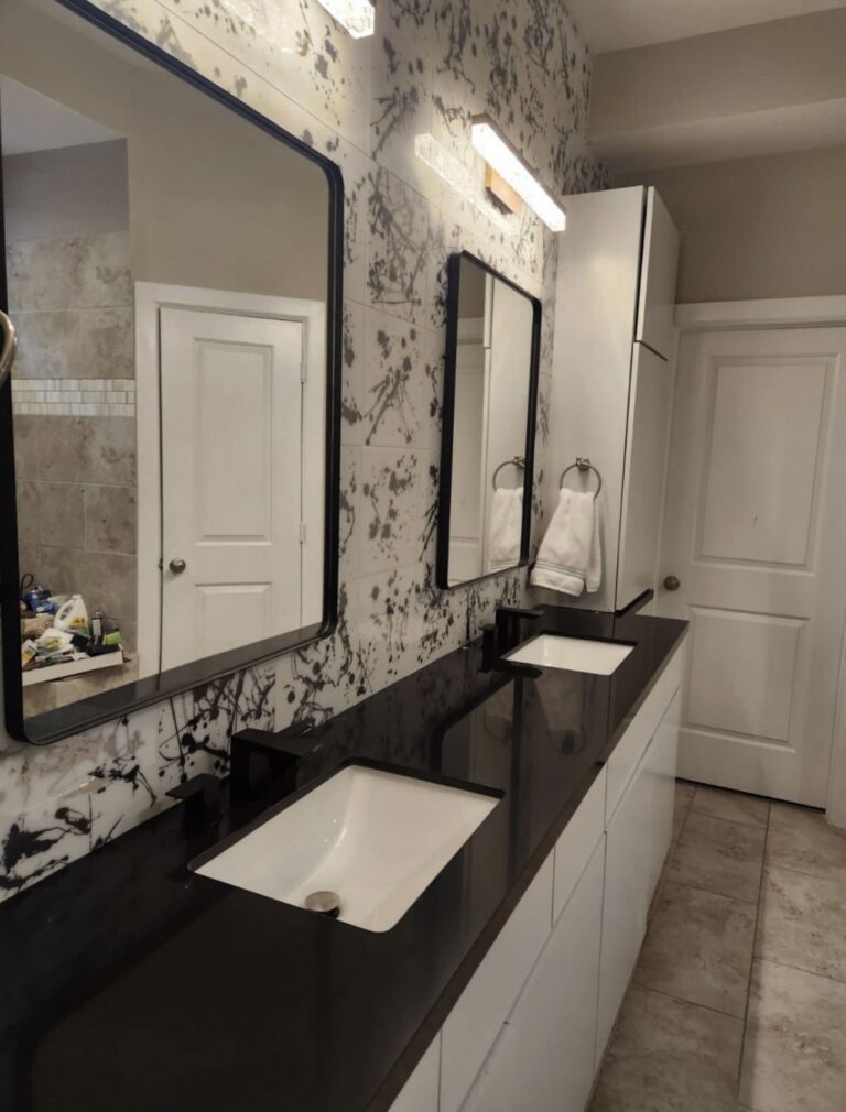 BLACK AND WHITE BATHROOM